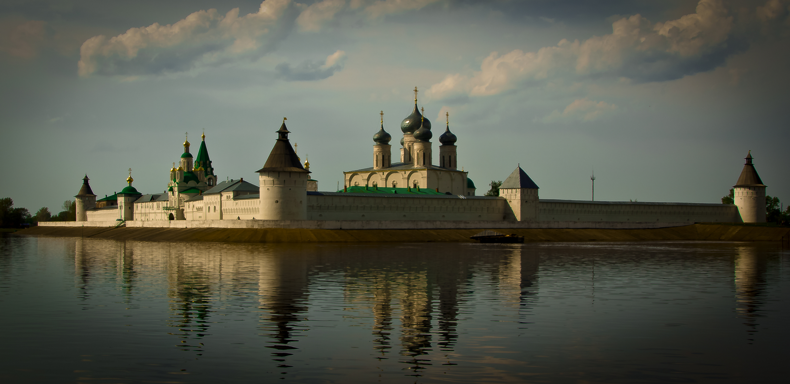 Гостиница лысково нижегородской. Макарьевский монастырь на Волге. Макарьевский монастырь Нижегородская область. Отель Парус Лысково.